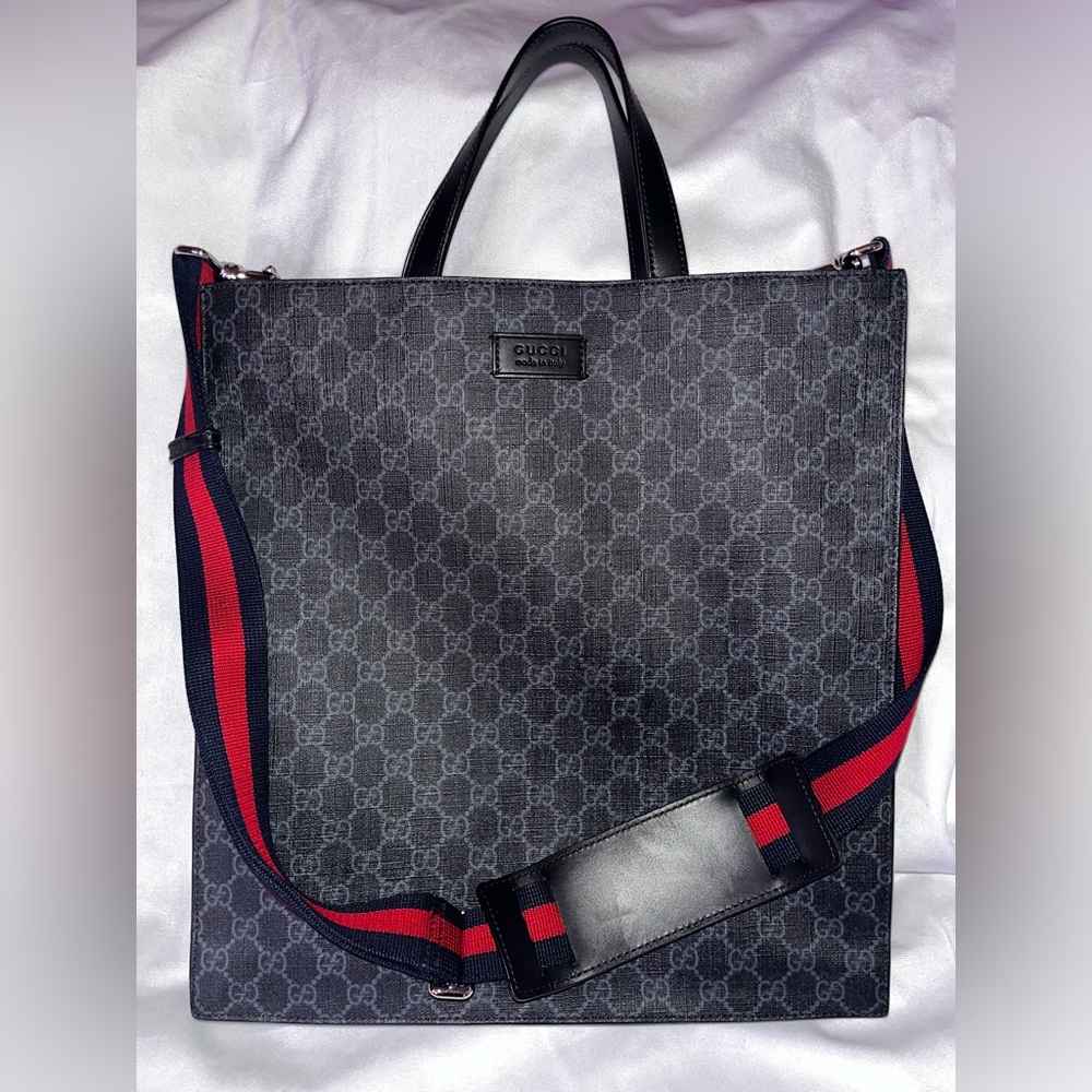 Gucci messenger bag, little signs of wear but over all great condition